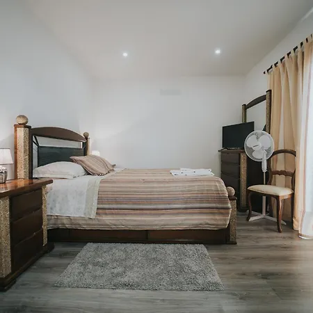 Andar Moradia T2 Na Casa Do Olival Δωμάτια σε οικογενειακή κατοικία